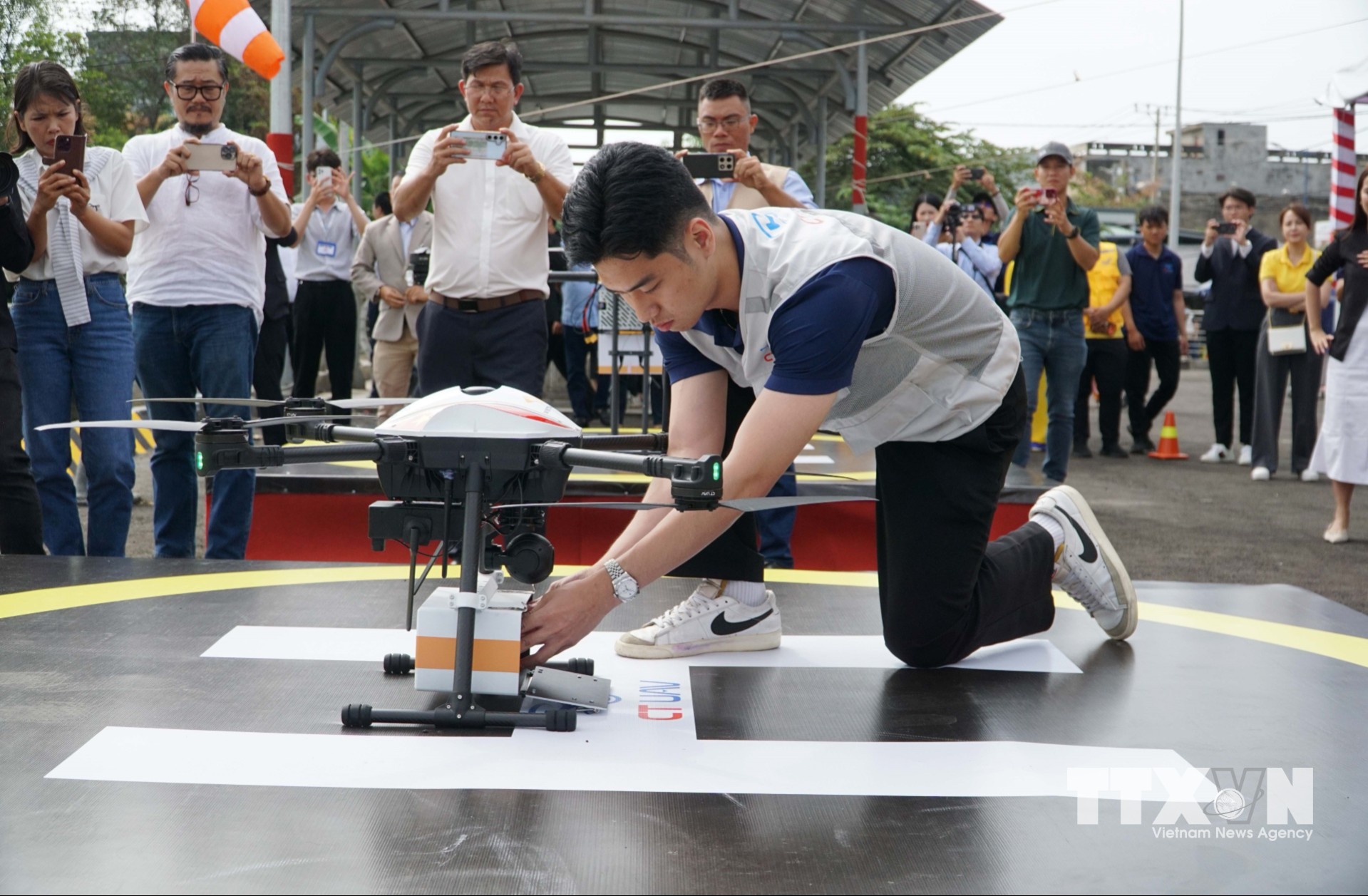 Nhân viên chuẩn bị gói hàng để vận chuyển bằng UAV. (Ảnh: Thu Hoài/TTXVN)